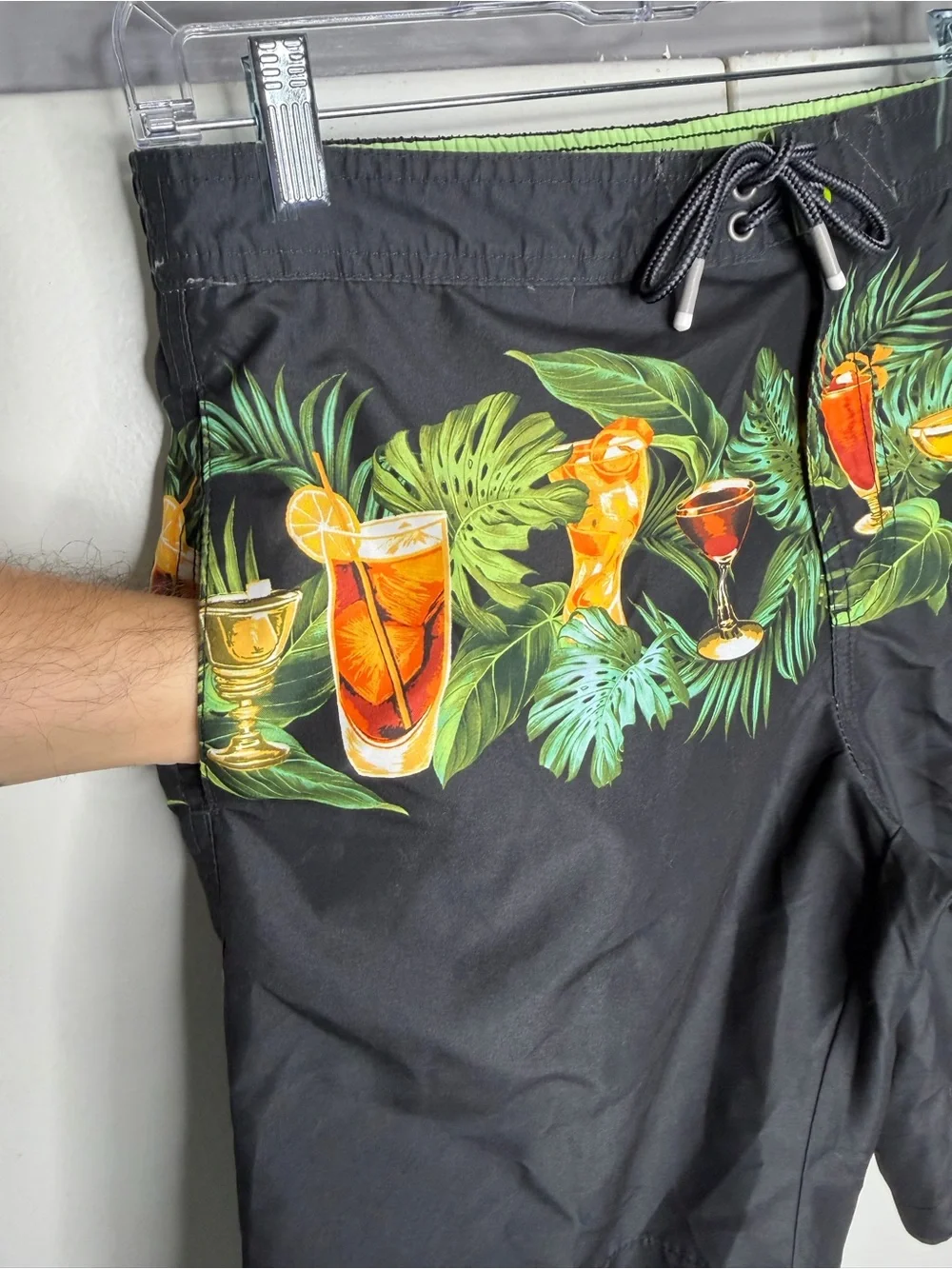 Tommy Bahama Mens Swim Trunks Medium 9” Black Tropical Cocktail Drinks board